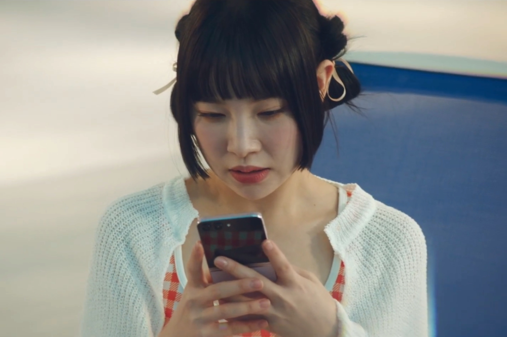 Ga Yeong uses Mi Jin's phone to contact Ji Ung