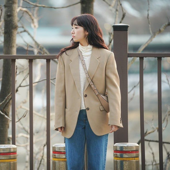 10 OOTD Pakai Celana Jeans ala Park Shin Hye, Kalem dan Modis!  