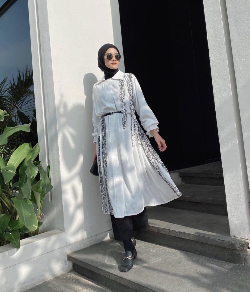 11 Inspirasi Outfit Business Casual ala Rania Sukandari, Stylish!