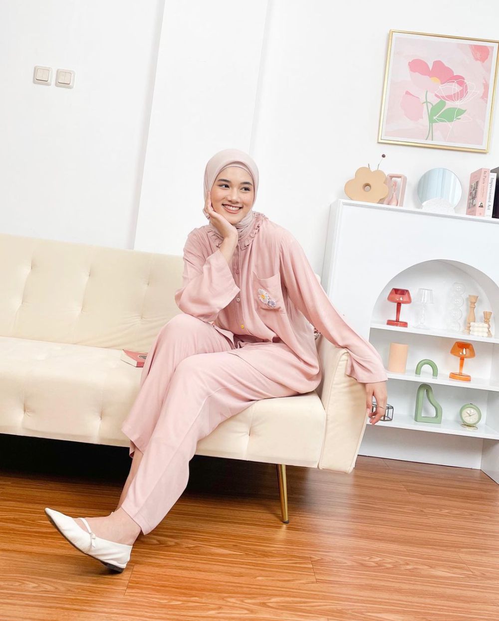 9 Inspirasi Outfit Nuansa Warna Pink ala Rania Sukandari, So Girly!