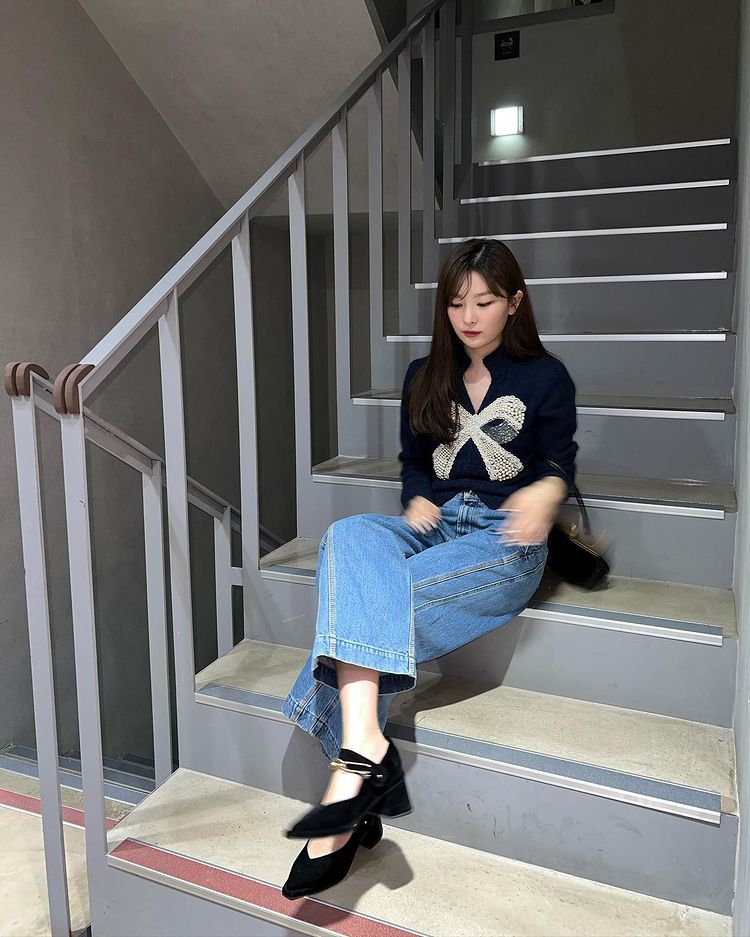 7 Ide Padu Padan Sepatu Mary Jane ala Seulgi Red Velvet, Timeless 