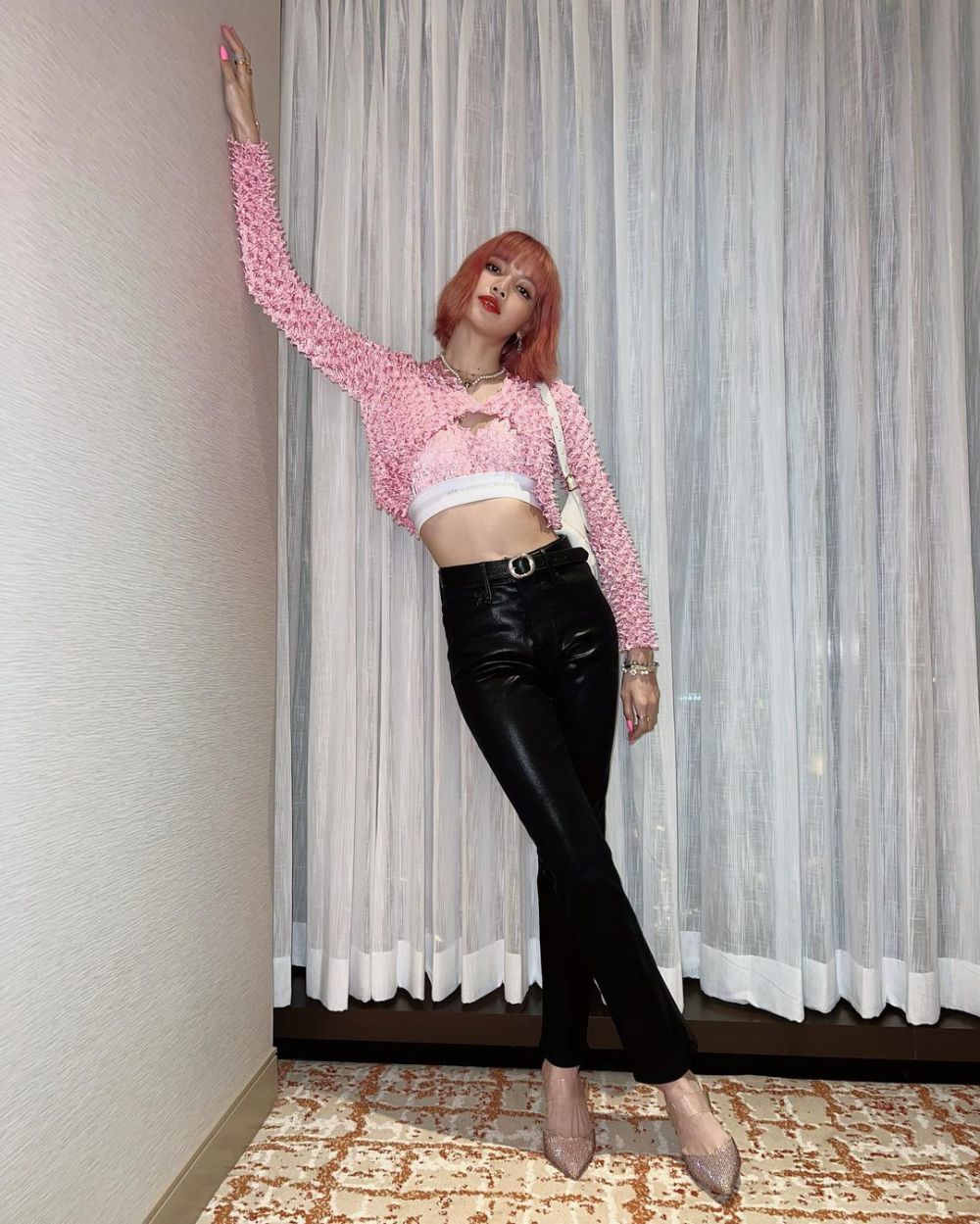 10 Ide OOTD Pakai Shoulder Bag ala Lisa BLACKPINK, Modis Kekinian!