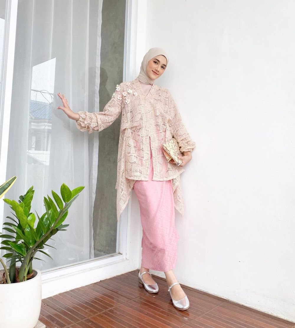 9 Inspirasi Outfit Nuansa Warna Pink ala Rania Sukandari, So Girly!