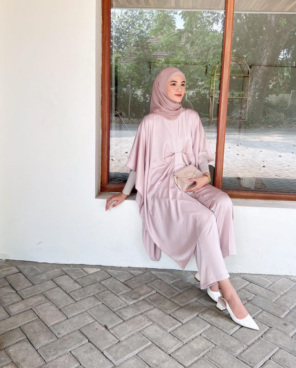 9 Inspirasi Outfit Nuansa Warna Pink ala Rania Sukandari, So Girly!