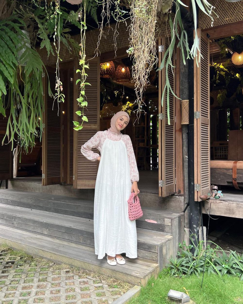 9 Inspirasi Outfit Nuansa Warna Pink ala Rania Sukandari, So Girly!