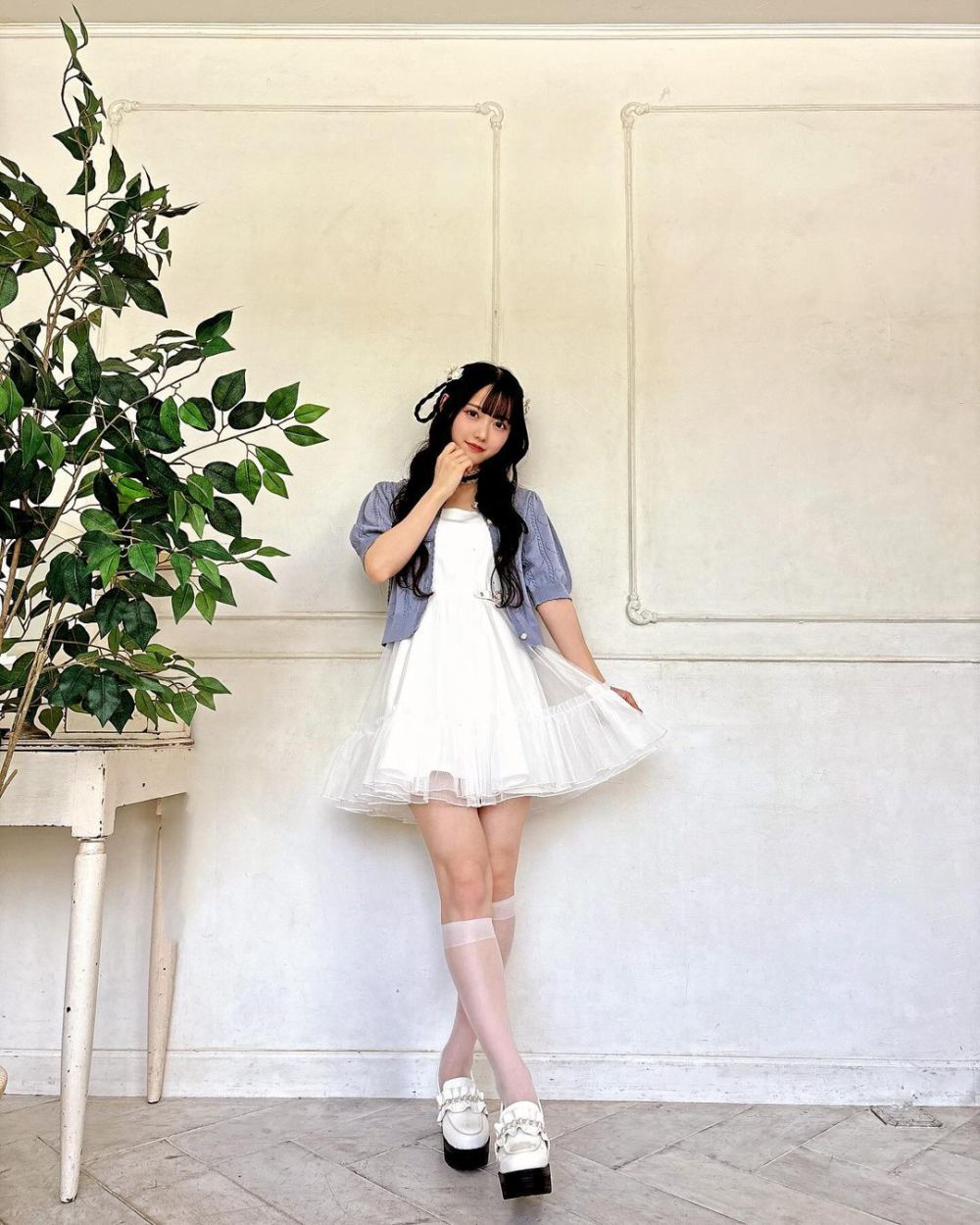 7 Ide OOTD Nuansa Putih ala Momona Matsumoto, Clean dan Cute!