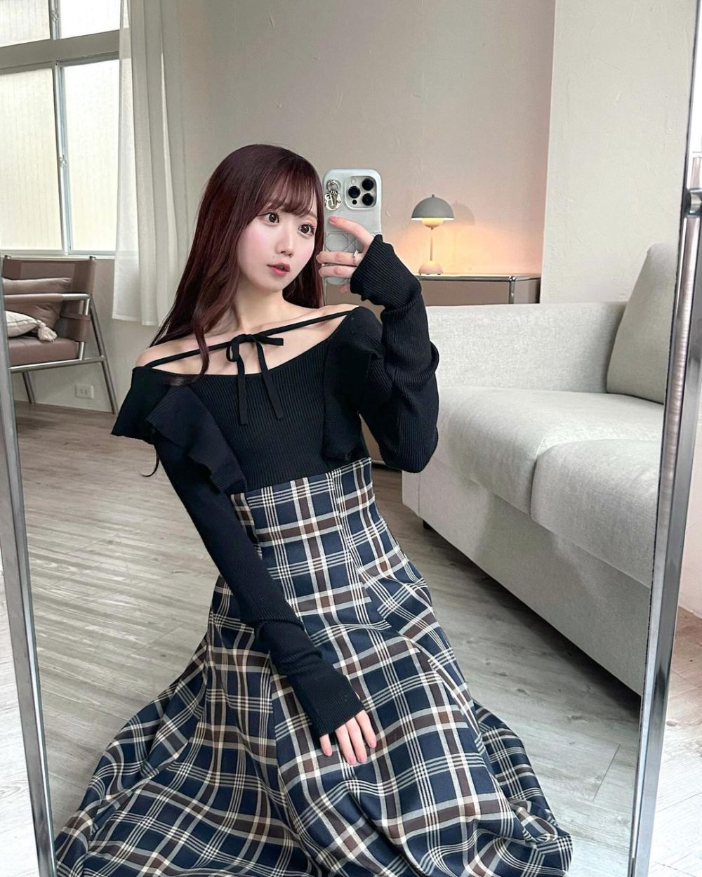 8 Ide Outfit Pakai Baju Sabrina ala Otani Emiri, Menawan dan Seksi!