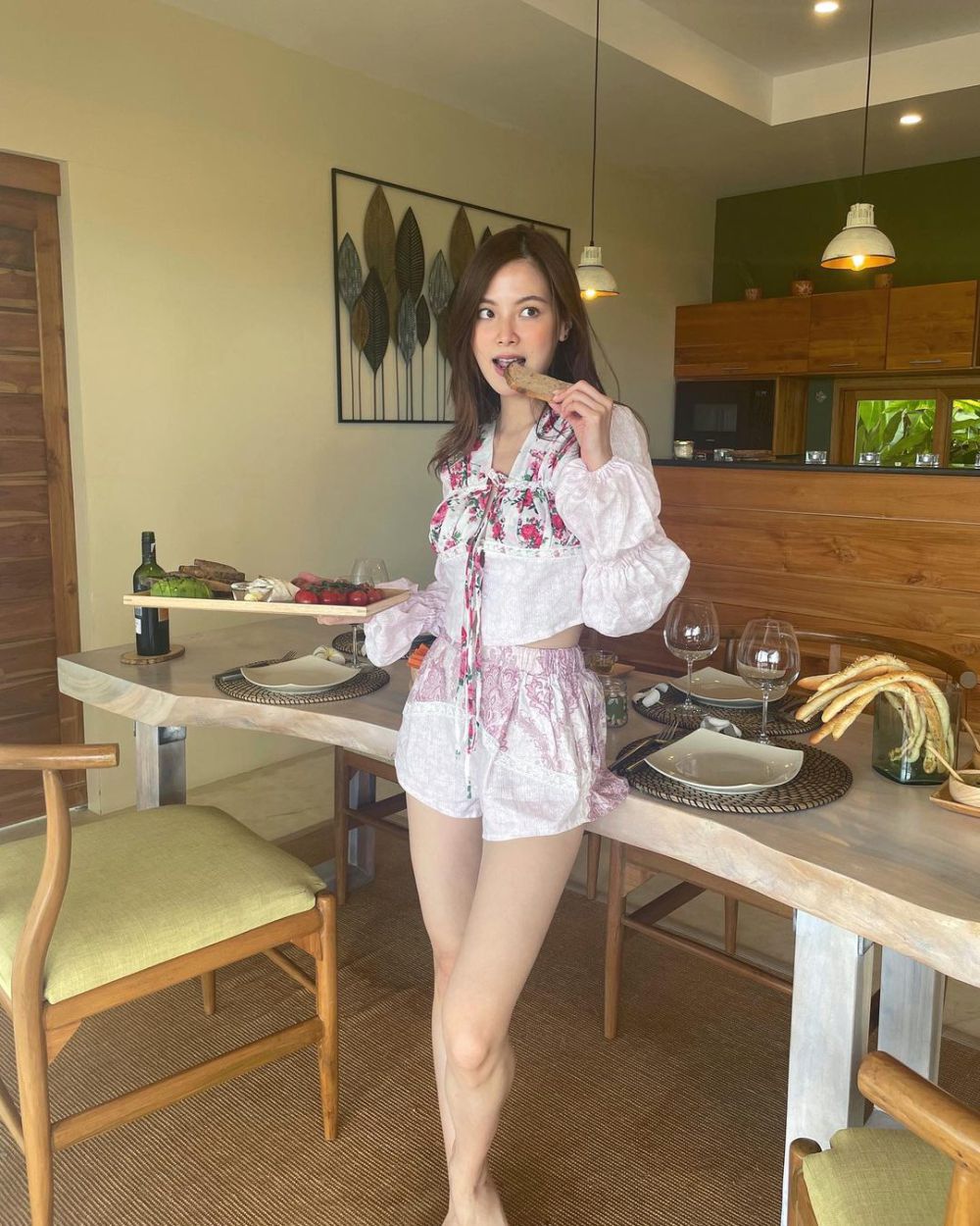 10 Inspirasi Beach Outfit ala Baifern Pimchanok yang Comfy!