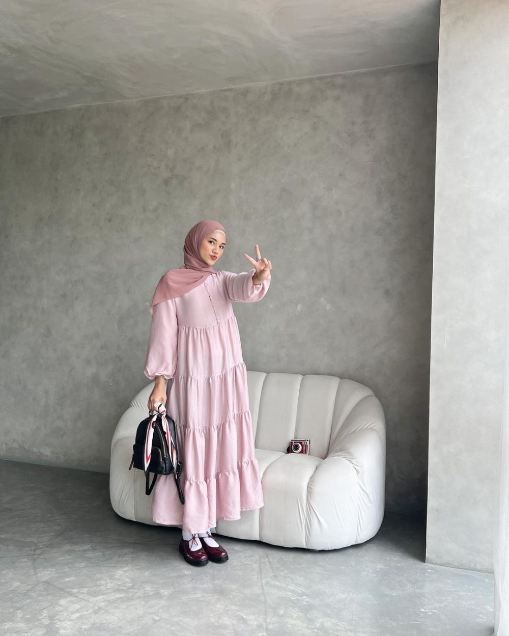 9 Inspirasi Outfit Nuansa Warna Pink ala Rania Sukandari, So Girly!