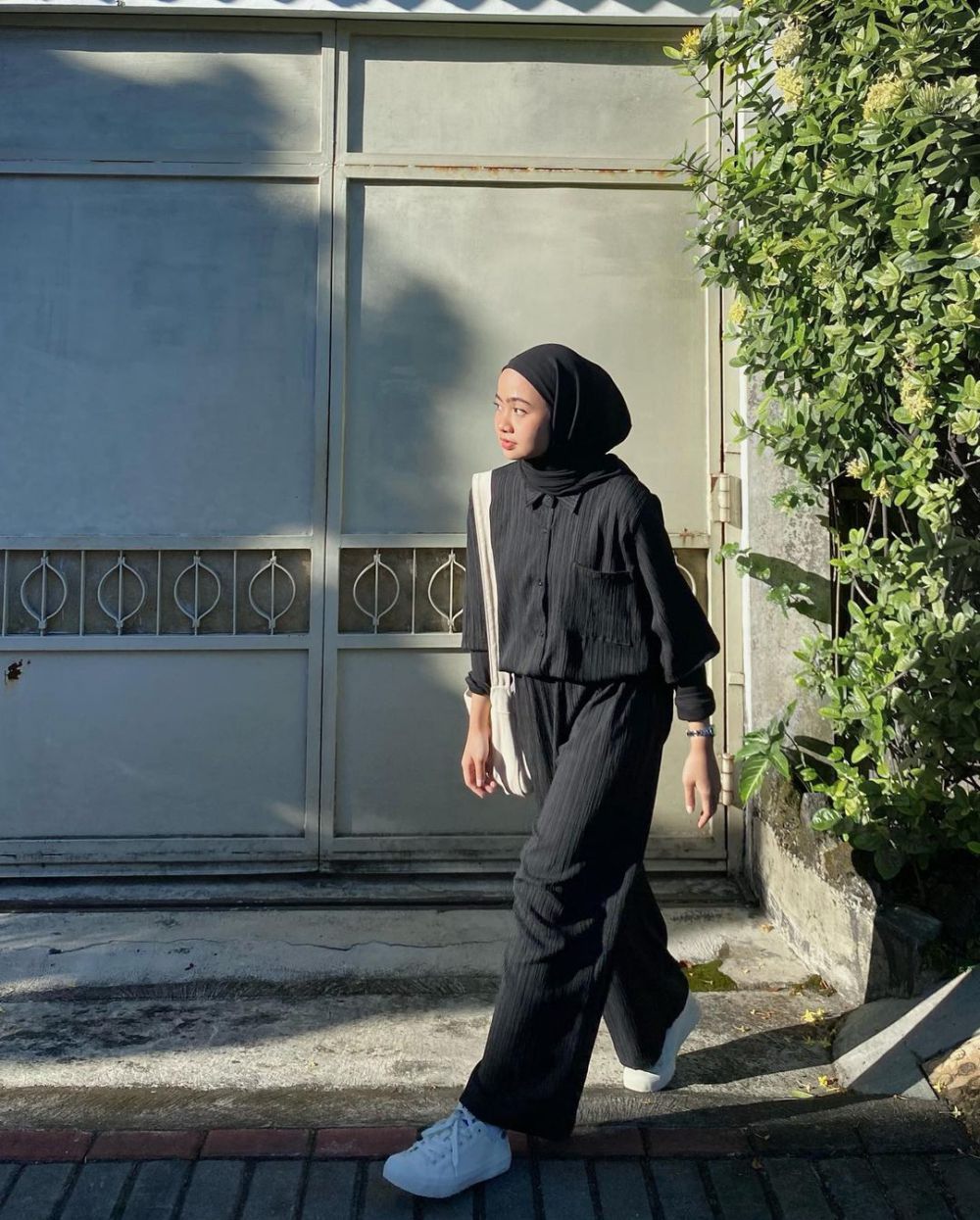 10 Padu Padan Long Pants Hitam ala Maryam Nurul, Effortless!