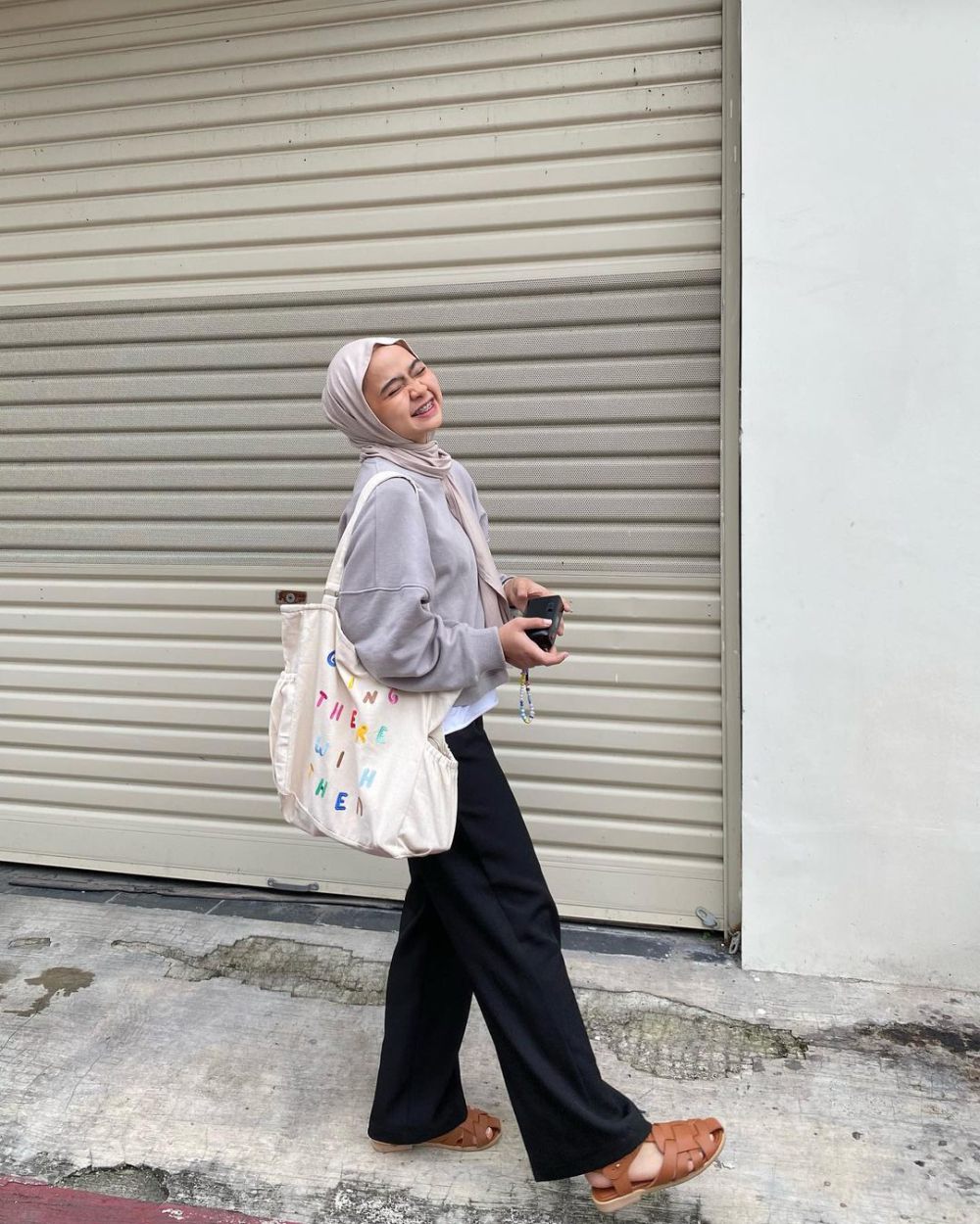 10 Padu Padan Long Pants Hitam ala Maryam Nurul, Effortless!