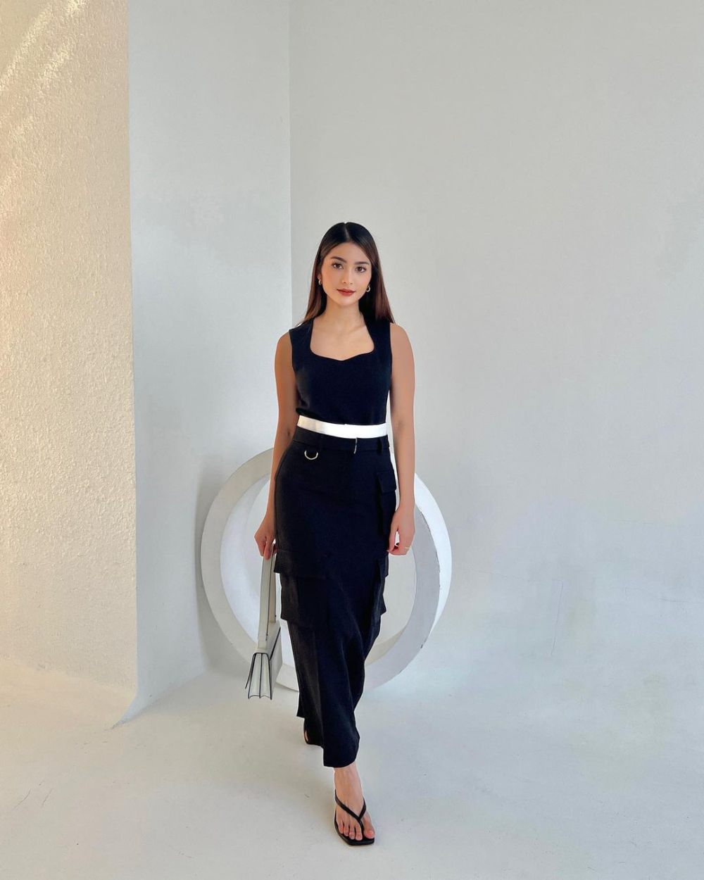 9 Inspirasi All Black Outfit ala Debi Sagita, Looks Stunning!