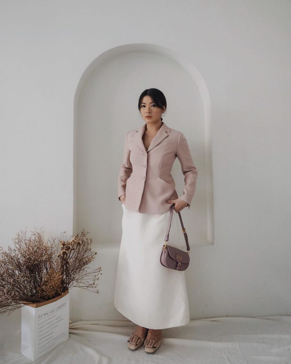 10 Ide Office Look Minimalis ala Anastasia Siantar, Tetap Classy!