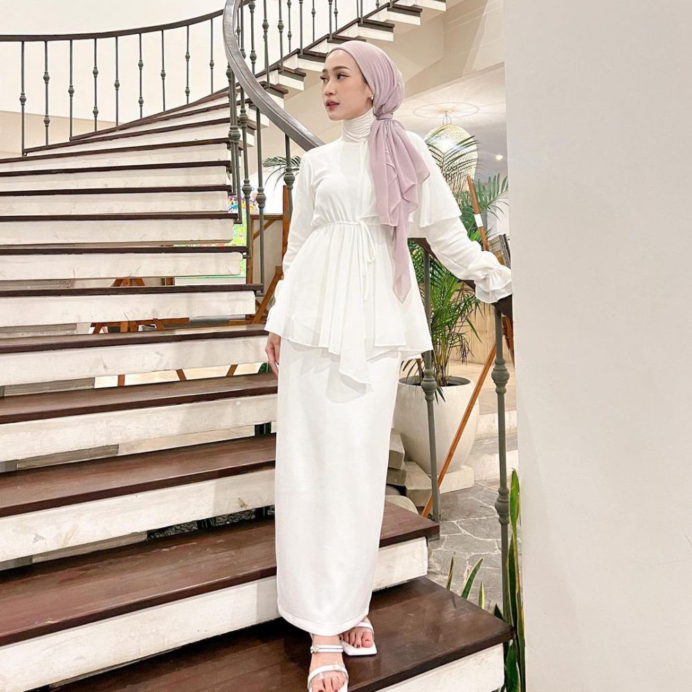 8 Inspirasi Outfit Kondangan Kalem Elegan ala Sinta Sri Antan