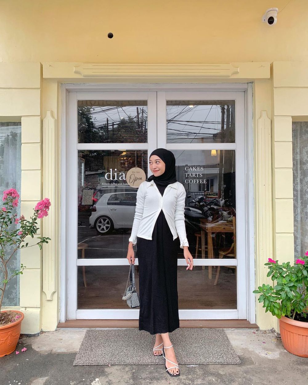 10 Inspirasi Outfit Monokrom ala Nabila Ayu yang Super Catchy!