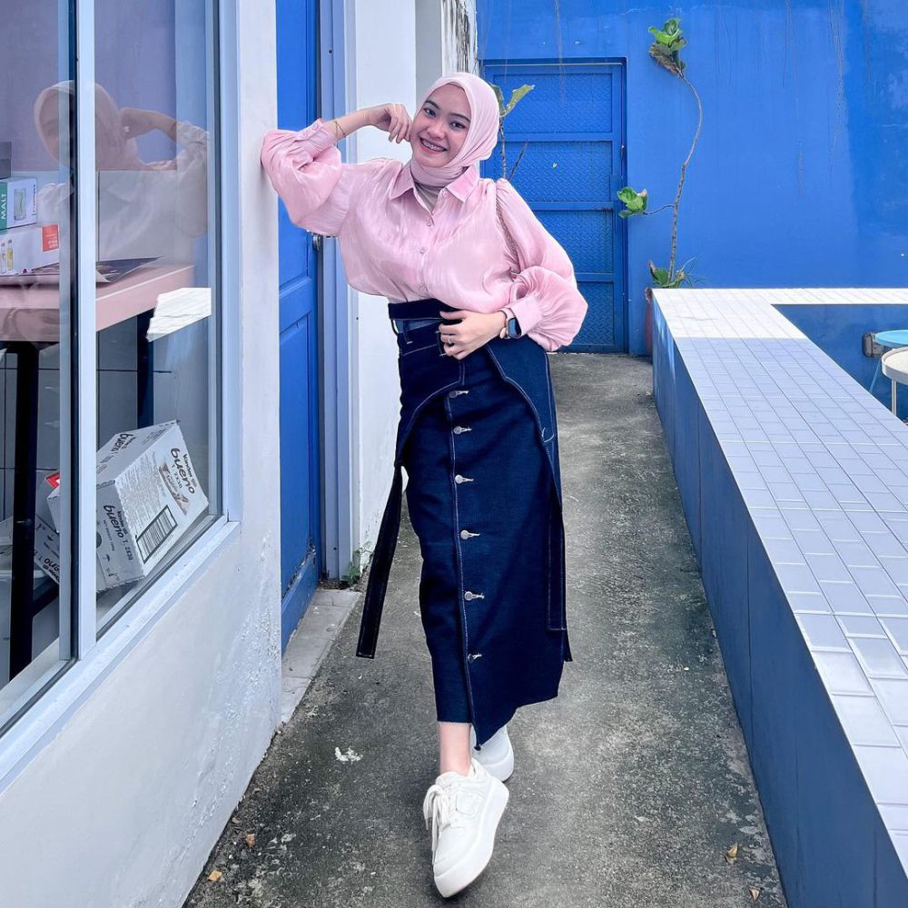 11 Styling Outfit Rok Jeans ala Olivia Putri, Anti Mati Gaya! 