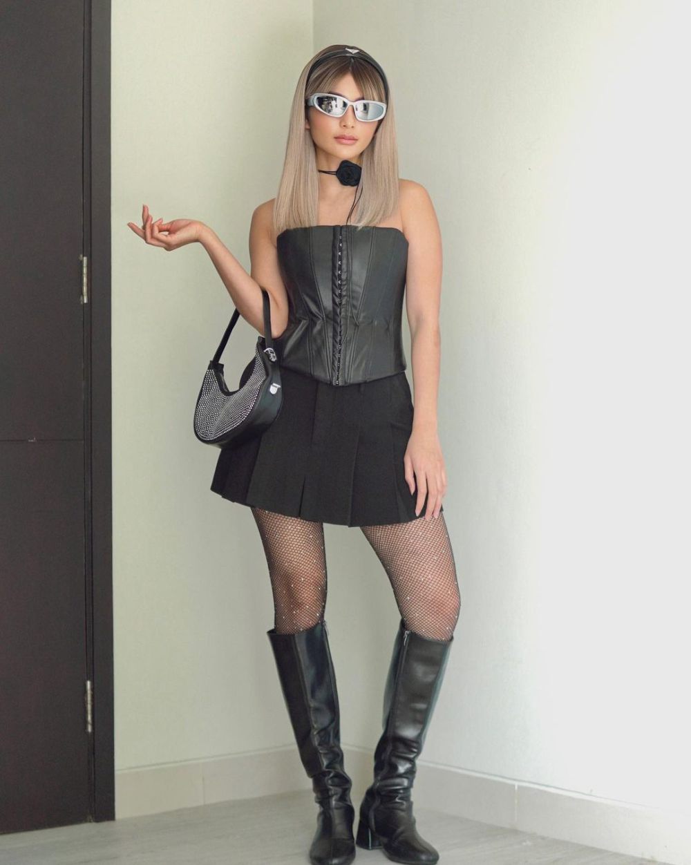 9 Inspirasi All Black Outfit ala Debi Sagita, Looks Stunning!