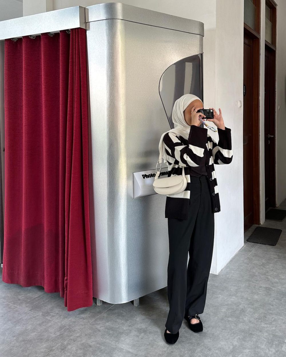 10 Padu Padan Long Pants Hitam ala Maryam Nurul, Effortless!