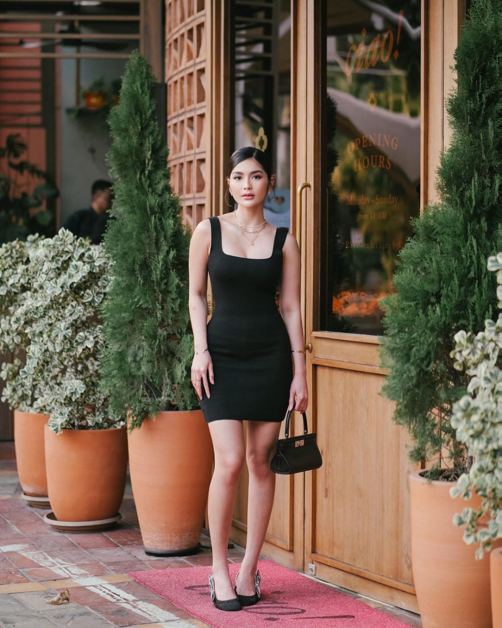 9 Inspirasi All Black Outfit ala Debi Sagita, Looks Stunning!