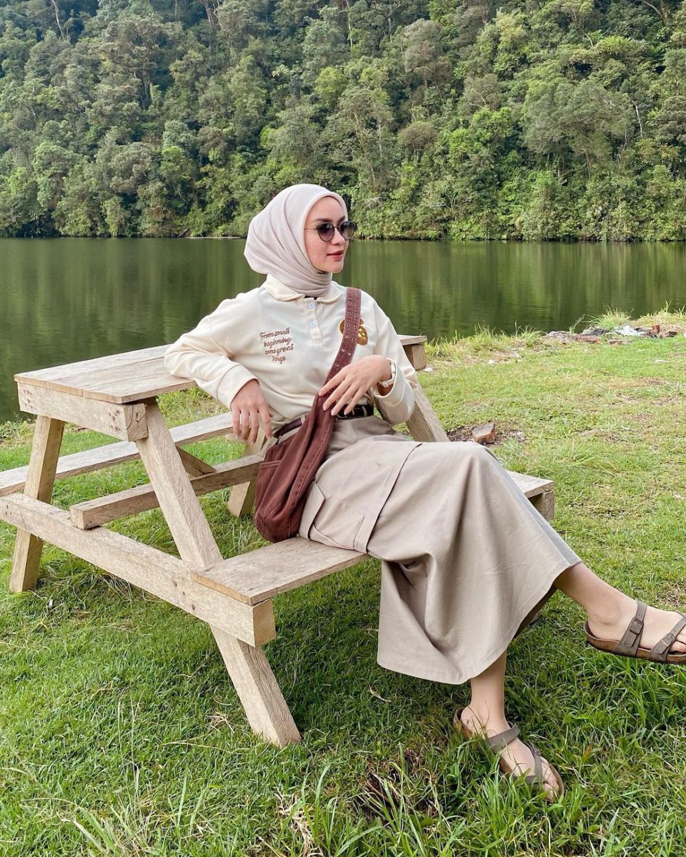 8 Inspirasi Style Outfit Hangout Feminin dengan Belt ala Helwa Bashel!