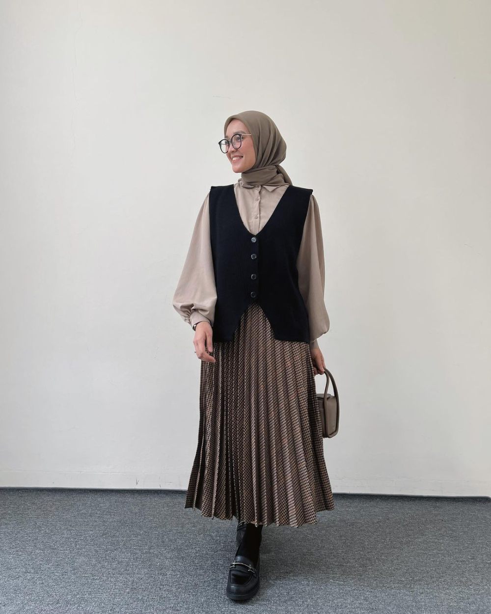 9 Ide Outfit Smart Casual ala Alaeka Bachir, Rapi dan Kekinian!