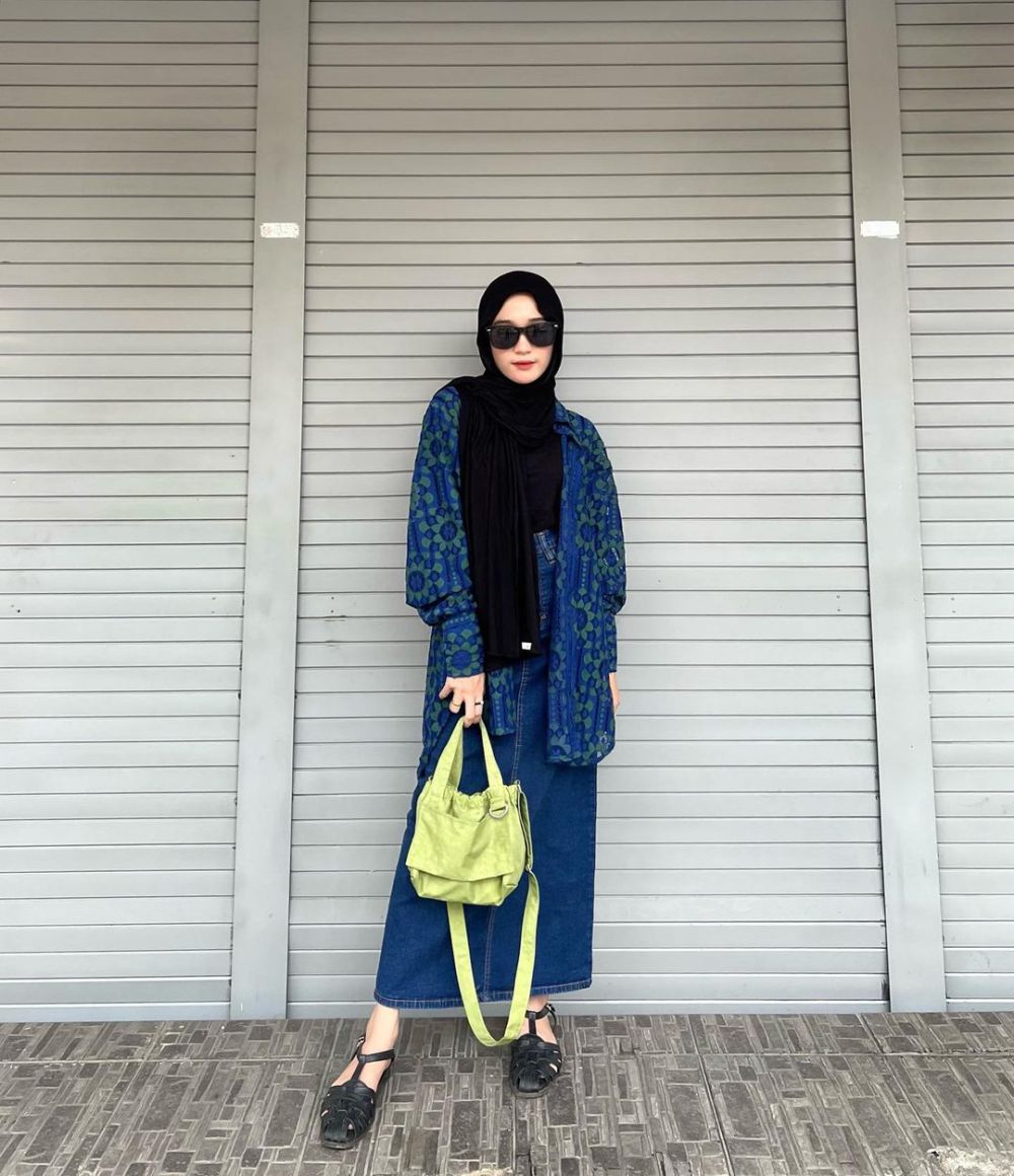 11 Ide Outfit Pakai Hijab Pashmina ala Cut Indah Sundari, Kekinian!