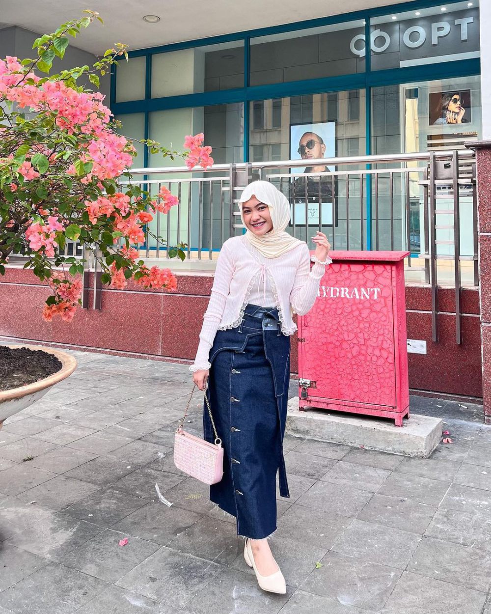 11 Styling Outfit Rok Jeans ala Olivia Putri, Anti Mati Gaya! 