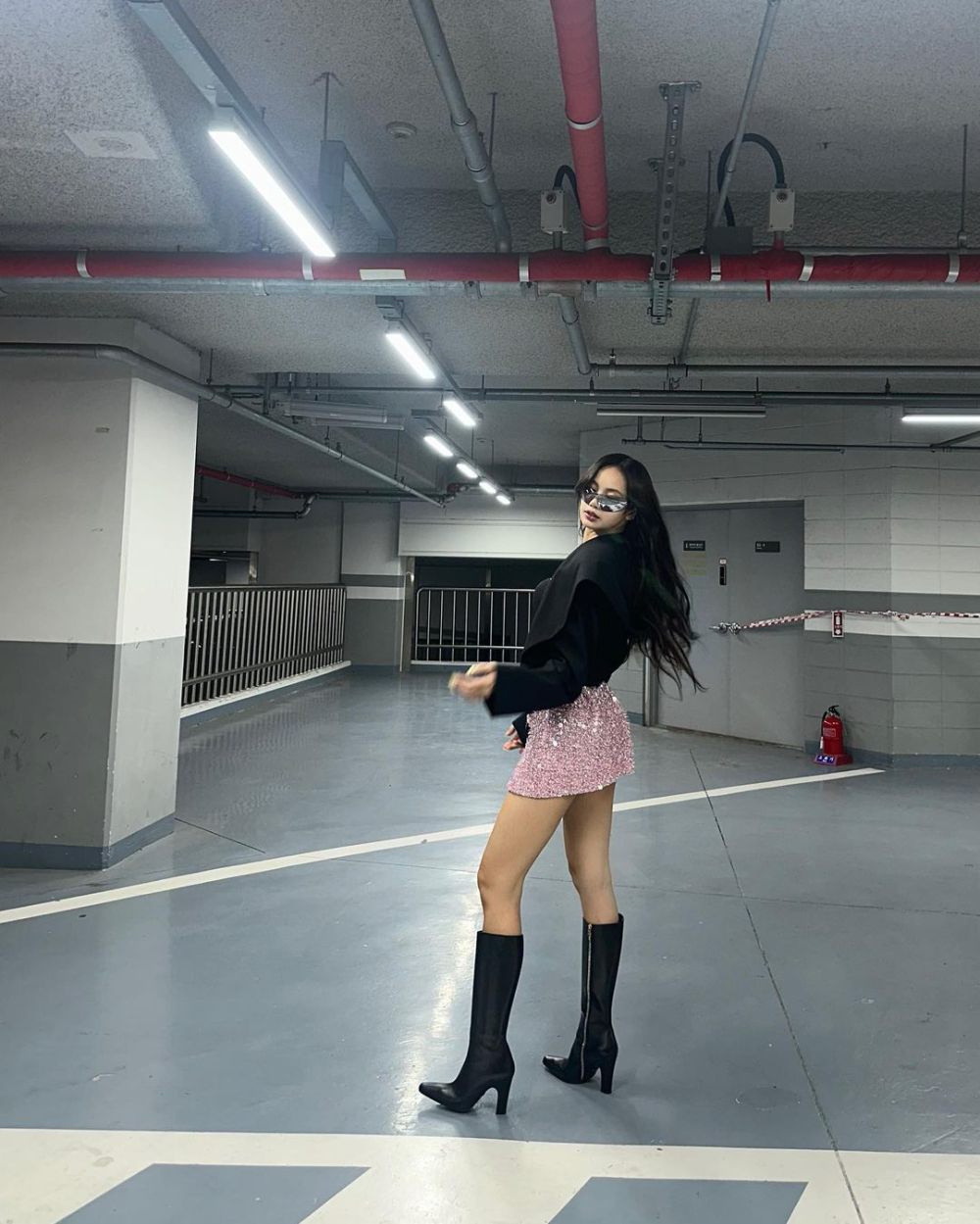 7 Referensi Outfit Pakai Sepatu Boots ala Lisa BLACKPINK, Fashionable!