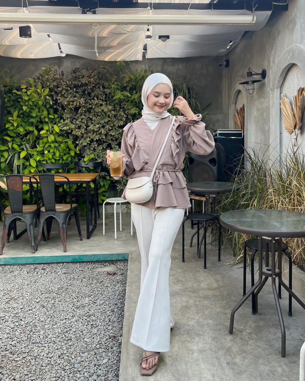 9 Ide Outfit Simple buat Datang ke Wisuda Bestie ala Influencer Hijab