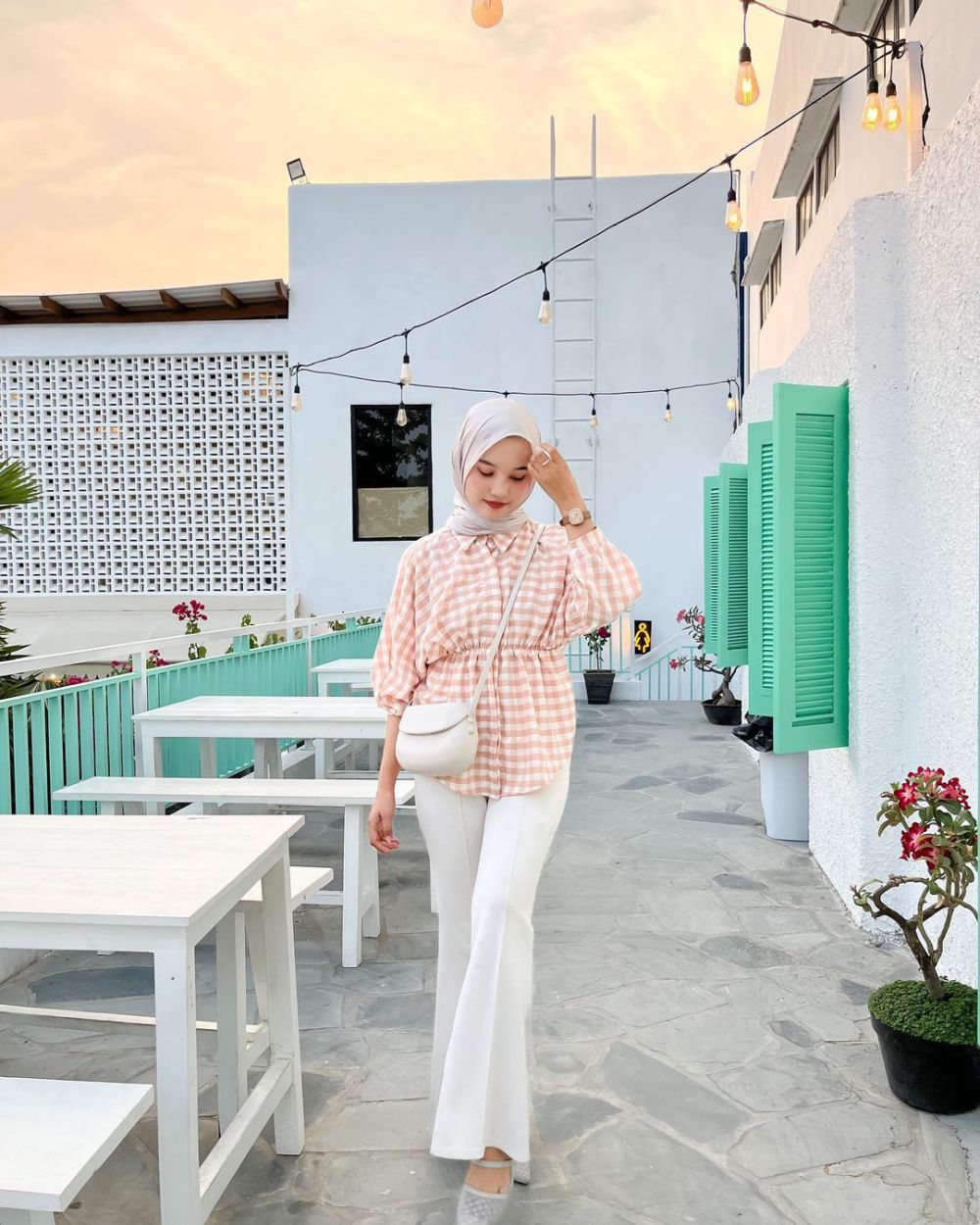 9 Ide Outfit Simple buat Datang ke Wisuda Bestie ala Influencer Hijab