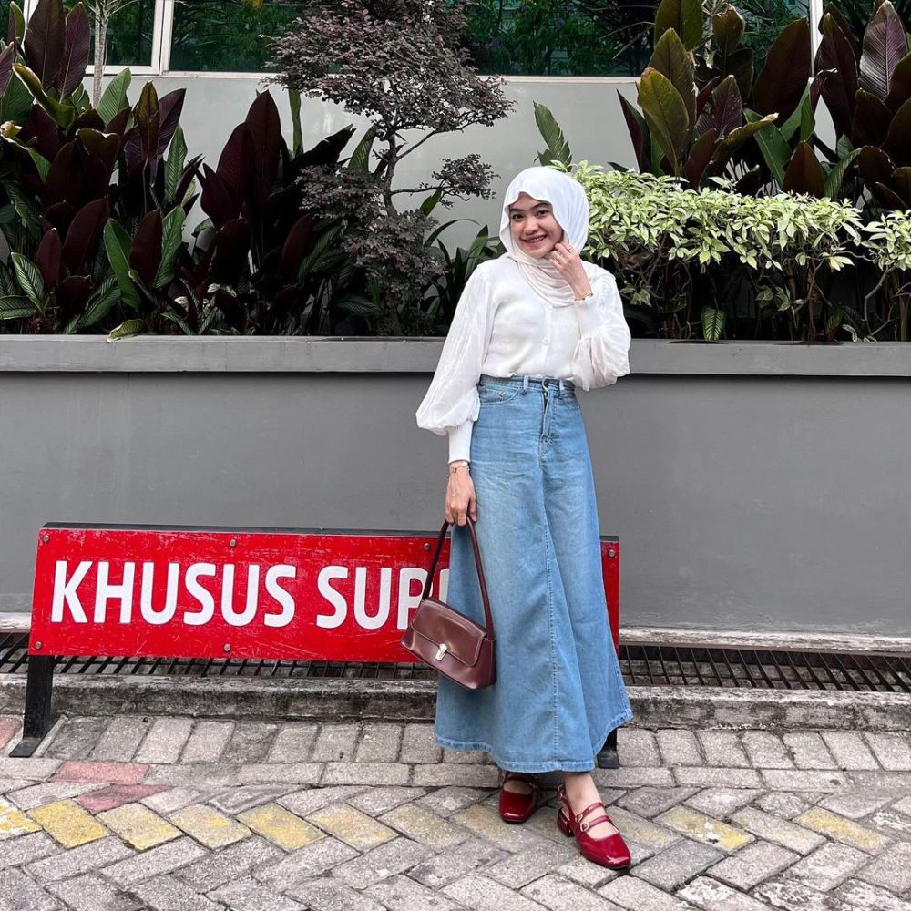 11 Styling Outfit Rok Jeans ala Olivia Putri, Anti Mati Gaya! 