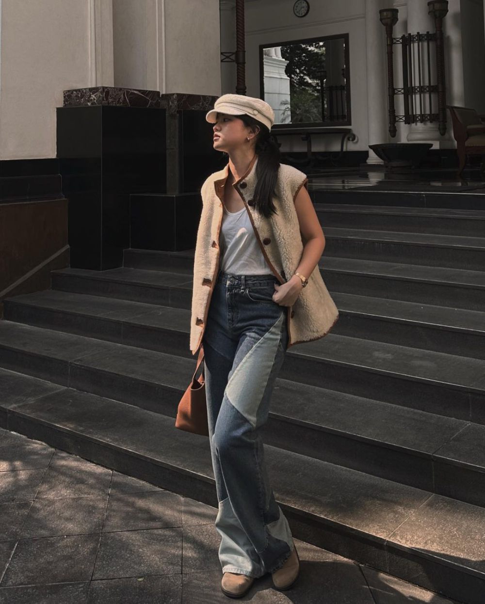 10 Inspirasi Outfit Sleeveless ala Elxi Elvina, Chic Kekinian!