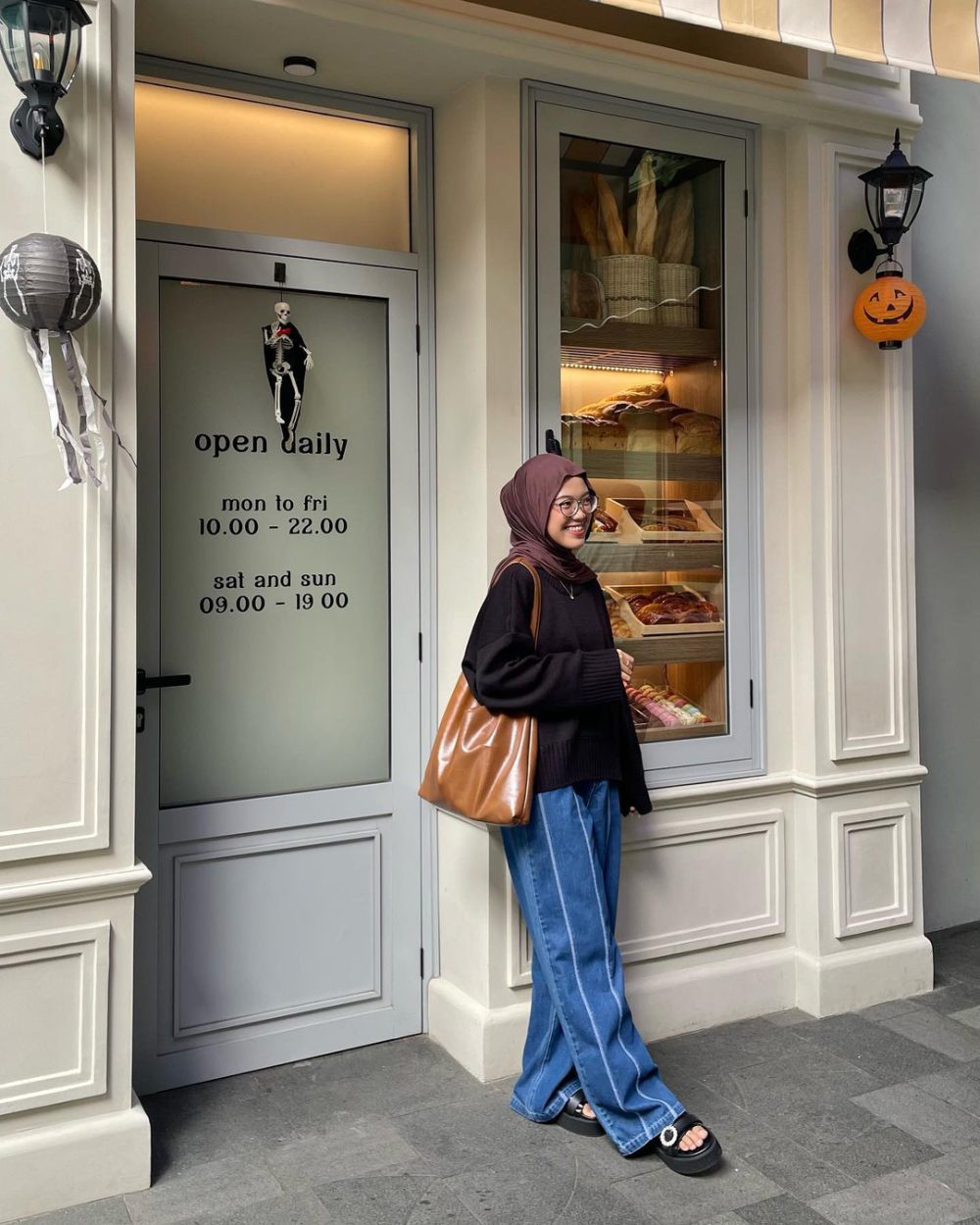 8 Ide OOTD Hijab dengan Warna Cokelat Coffee yang Sedang Tren