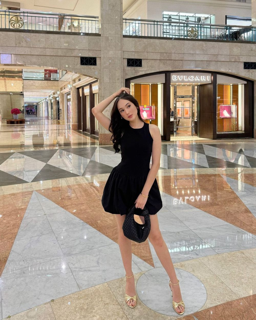 8 Inspirasi Outfit Warna Hitam Laura Moane, Sangat Classy