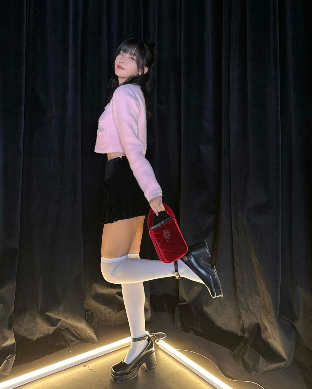 12 Ide Outfit Serba Pink ala Seulgi Red Velvet, Super Chic!