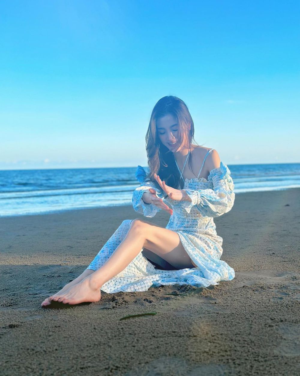 10 Inspirasi Beach Outfit ala Baifern Pimchanok yang Comfy!