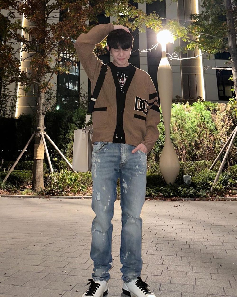 10 OOTD Street Style ala Doyoung NCT, Casual hingga Edgy