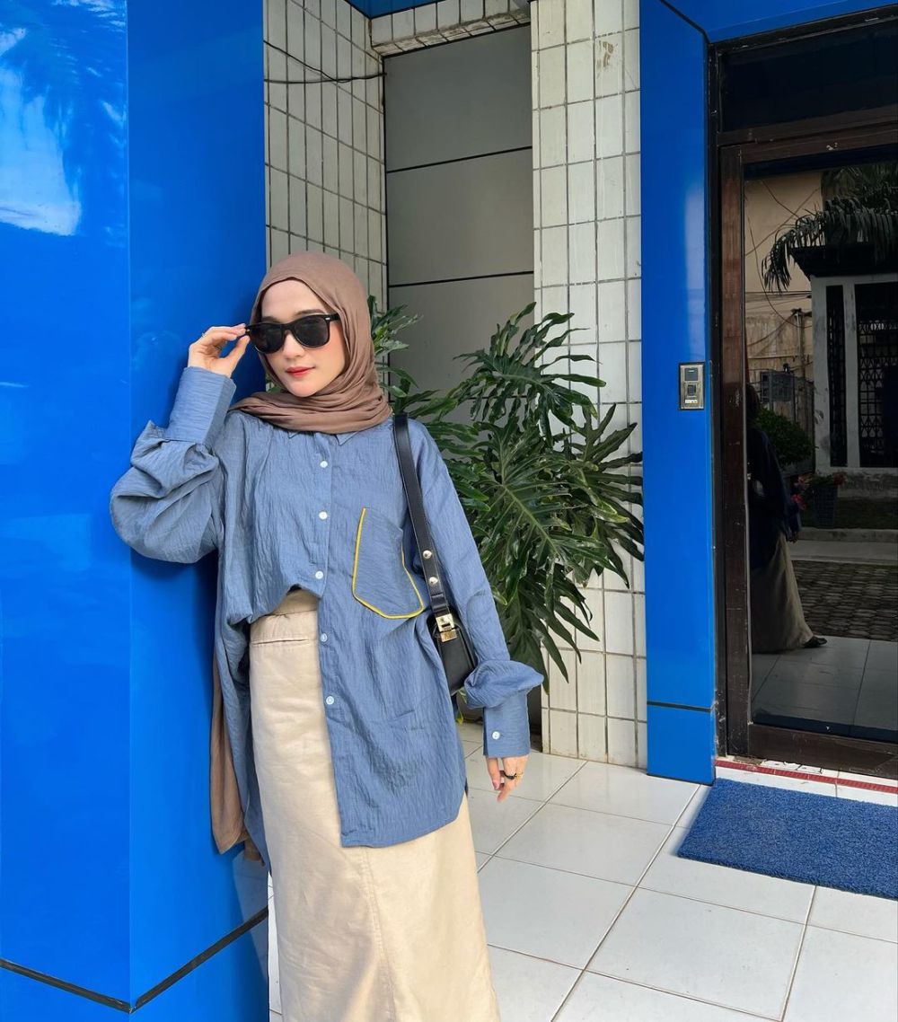 11 Ide Outfit Pakai Hijab Pashmina ala Cut Indah Sundari, Kekinian!