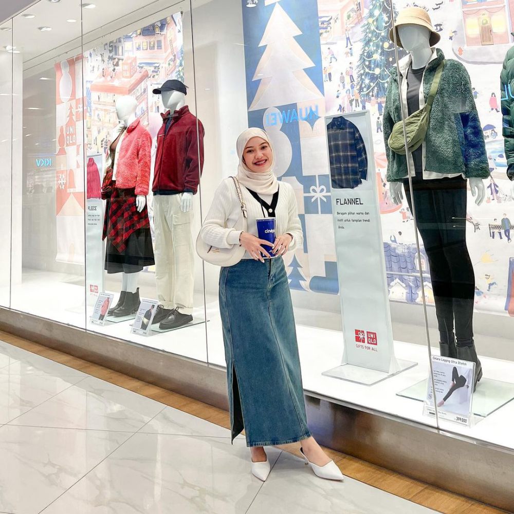 11 Styling Outfit Rok Jeans ala Olivia Putri, Anti Mati Gaya! 