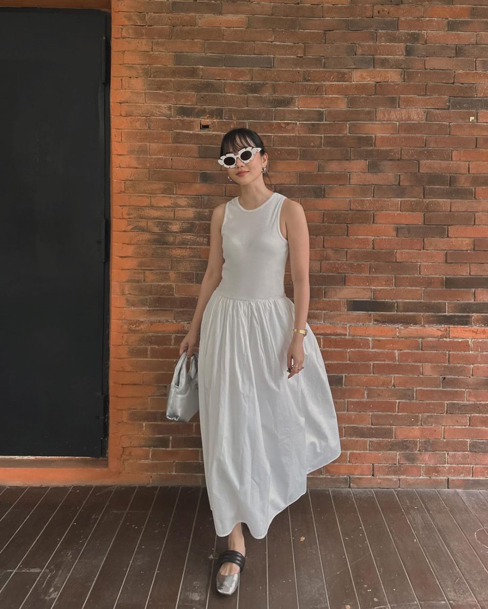 10 Inspirasi Outfit Sleeveless ala Elxi Elvina, Chic Kekinian!