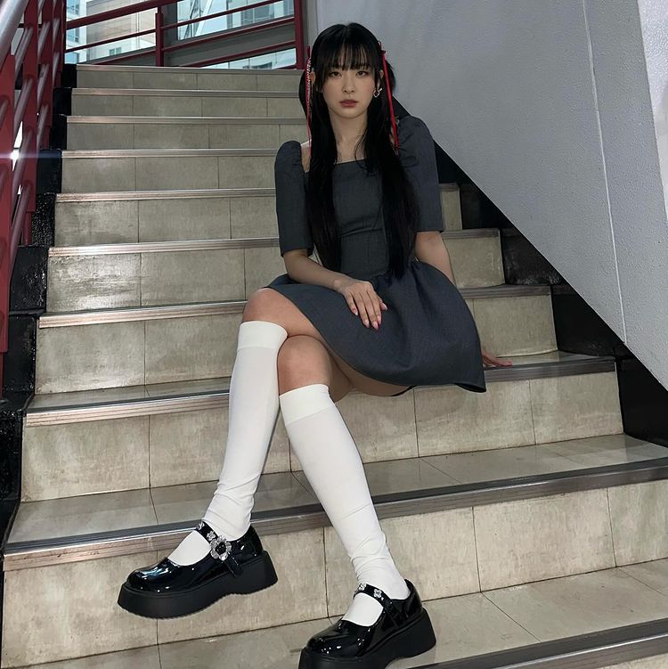 7 Ide Padu Padan Sepatu Mary Jane ala Seulgi Red Velvet, Timeless 