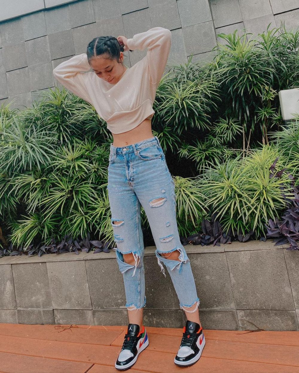 8 Referensi Simple Look Celana Jeans ala Asha Assuncao