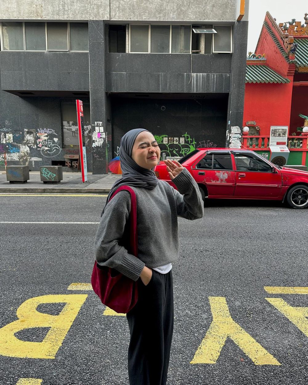 10 Padu Padan Long Pants Hitam ala Maryam Nurul, Effortless!