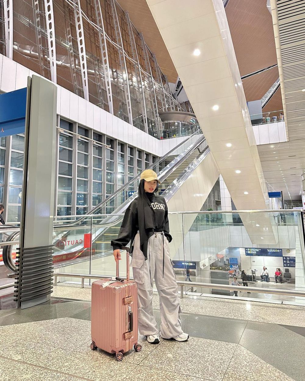 9 Inspirasi Airport Hijab Fashion Style ala Nola Clara, Super Comfy!