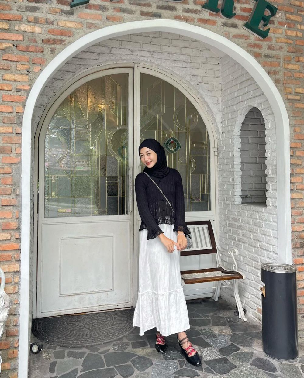 10 Inspirasi Outfit Monokrom ala Nabila Ayu yang Super Catchy!