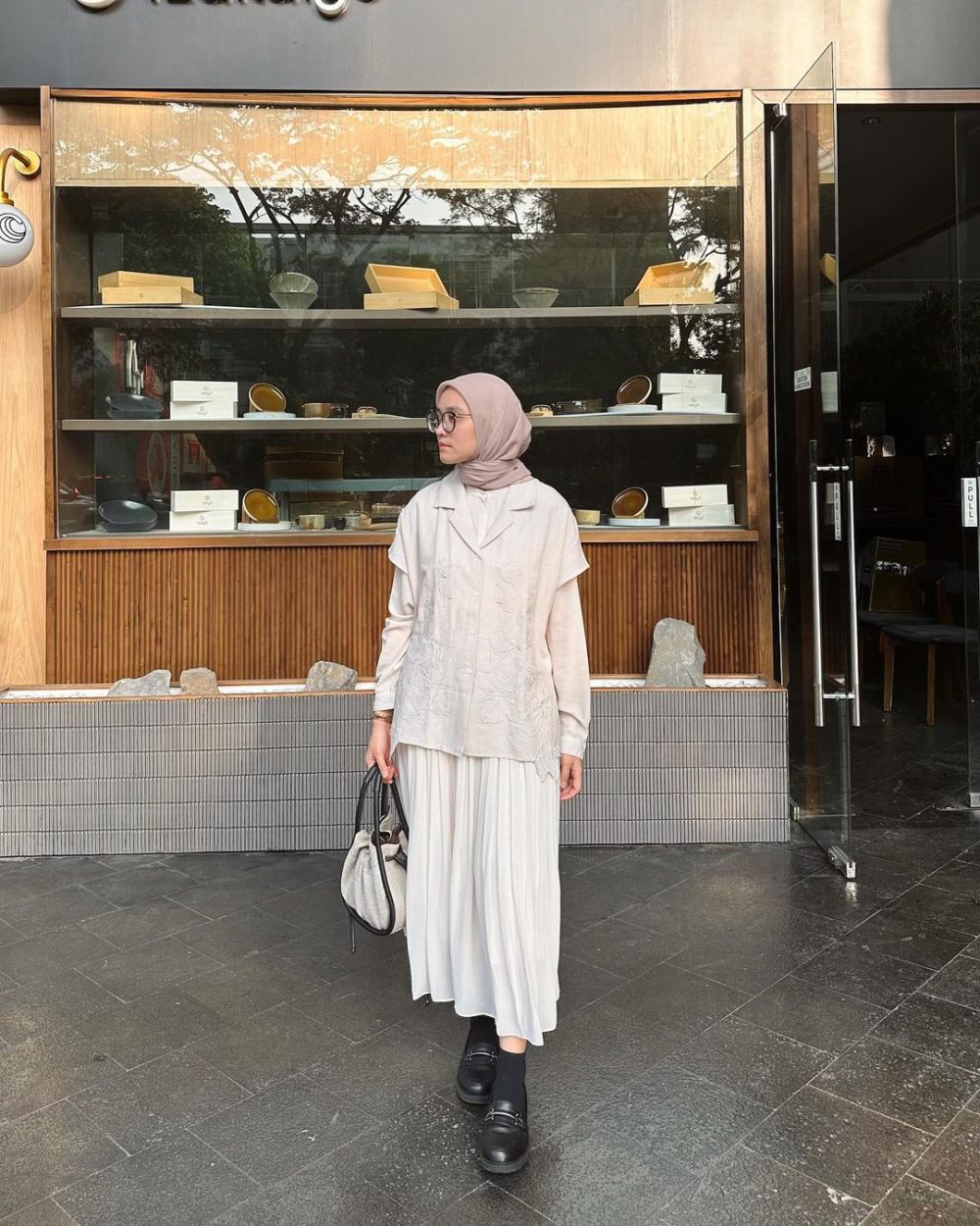 9 Ide Outfit Smart Casual ala Alaeka Bachir, Rapi dan Kekinian!