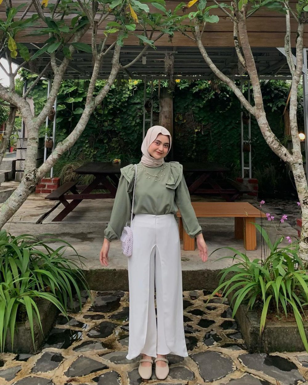 9 Ide Outfit Simple buat Datang ke Wisuda Bestie ala Influencer Hijab