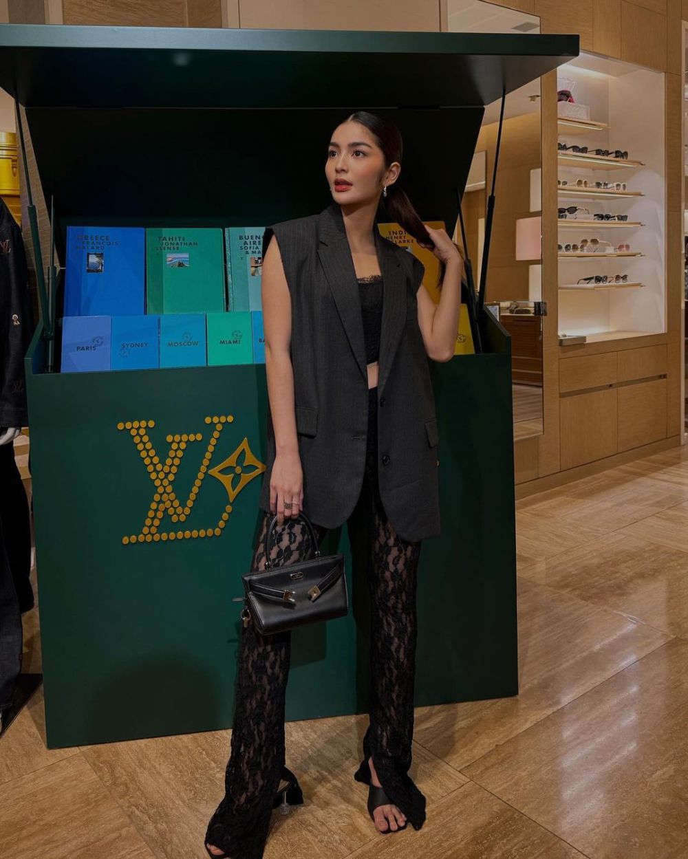 9 Inspirasi All Black Outfit ala Debi Sagita, Looks Stunning!