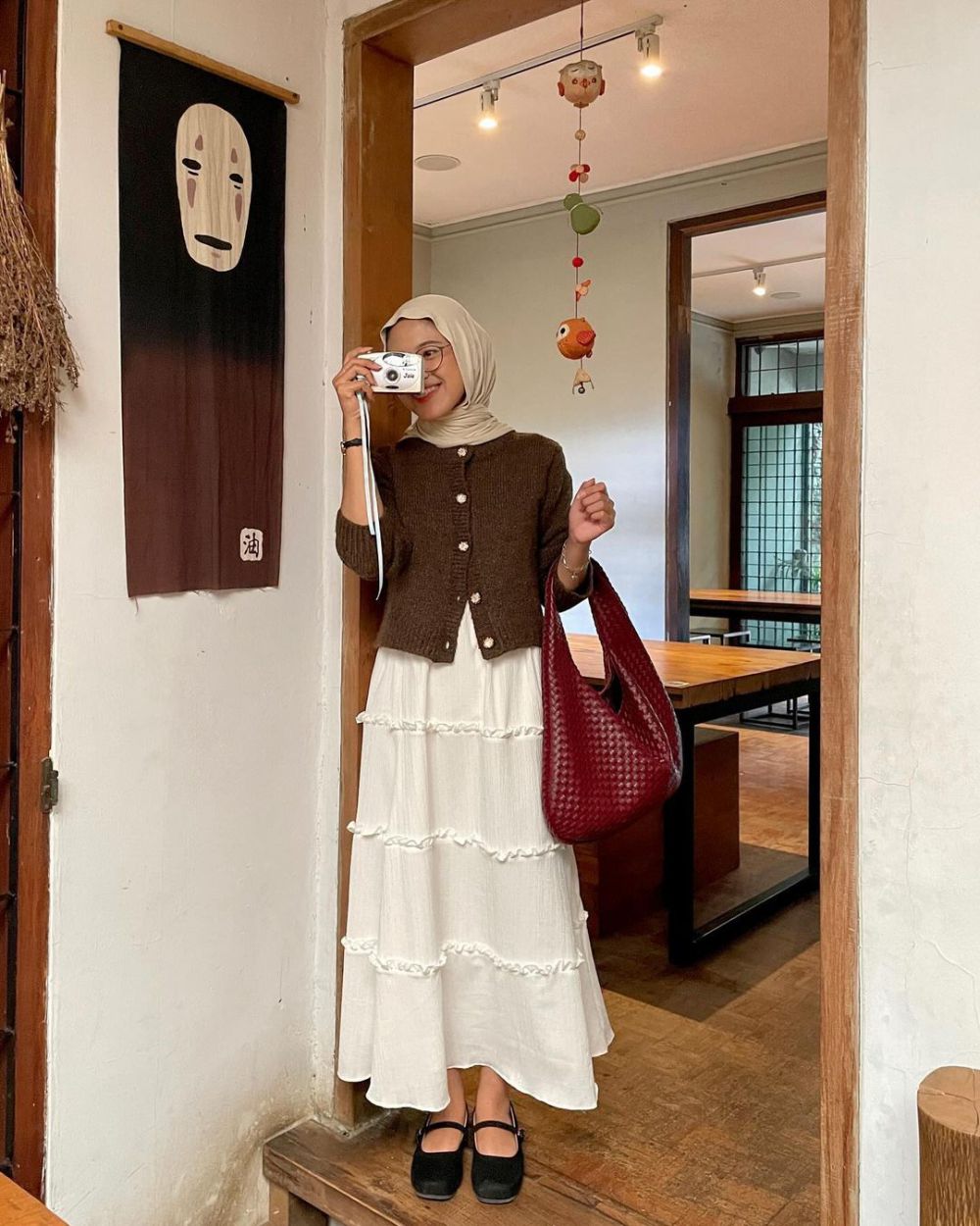 8 Ide OOTD Hijab dengan Warna Cokelat Coffee yang Sedang Tren