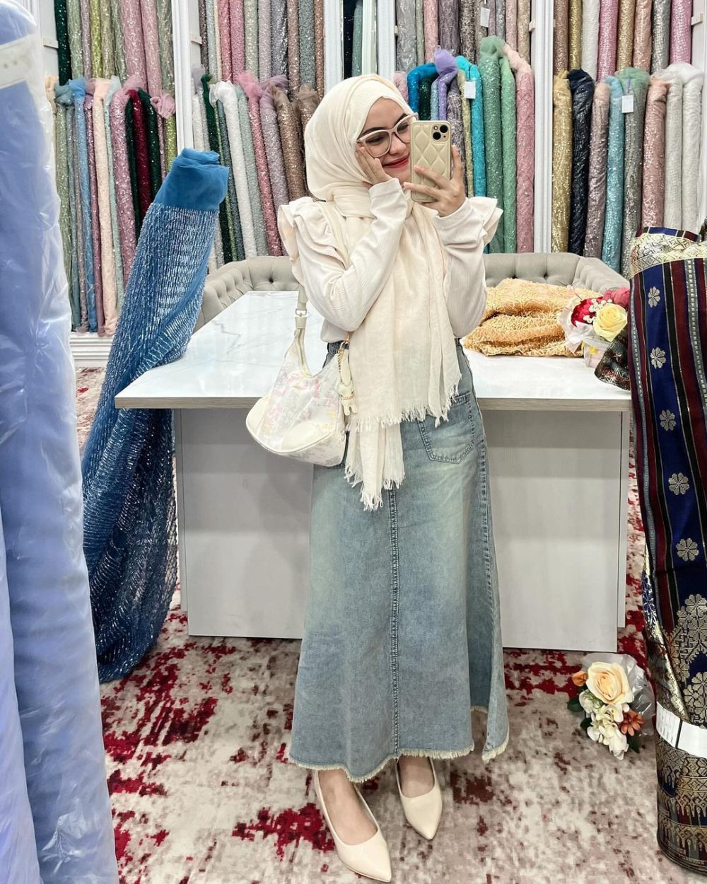 11 Styling Outfit Rok Jeans ala Olivia Putri, Anti Mati Gaya! 